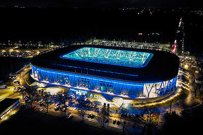 Eine Luftaufnahme des BBBank Wildpark beim letztjährigen Weihnachtlichen Stadionsingen