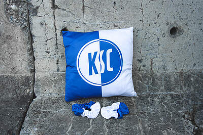 KSC-Kissen und Haargummi in Blau-Weiß