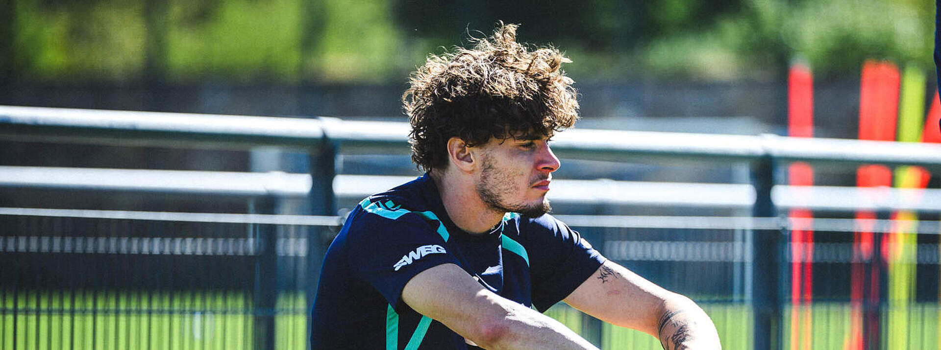 Moritz Broschinski sitzt auf einem Ball.