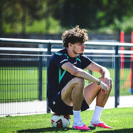 Moritz Broschinski sitzt auf einem Ball.