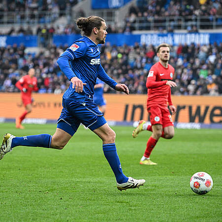 Sebastian Jung am Ball