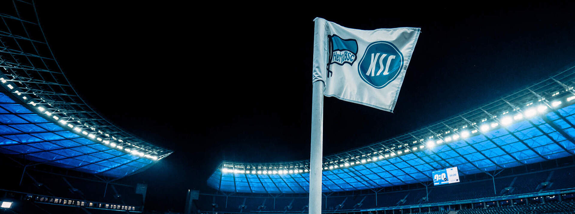 Eckfahne mit dem Hertha- und KSC-Logo