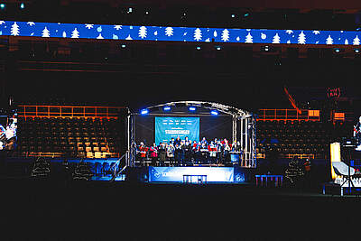 Die Bühne beim Weihnachtlichen Stadionsingen 2024