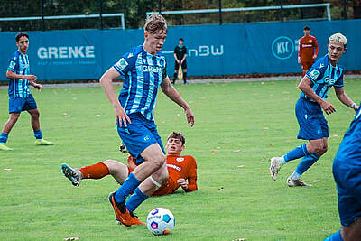 KSC-Jugendspieler im Dribbling