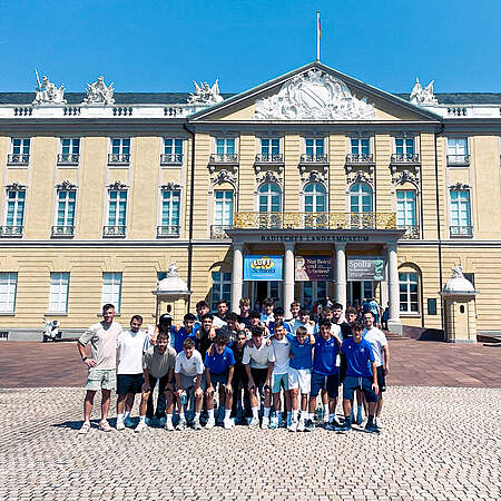Die U16 Mannschaft vor dem Karlsruher Schloss.