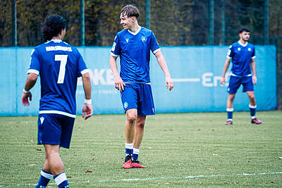 Simon Guggenbühler aus der U19 freut sich auf dem Feld.