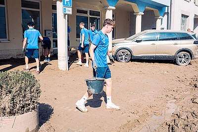 Spieler des KSC beim Helfen vor Ort.