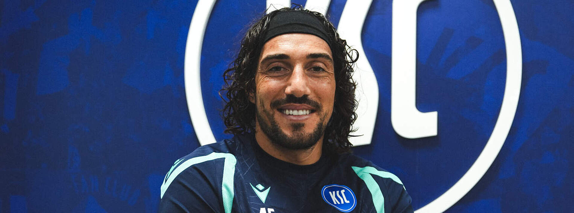 Enzo Crivelli in KSC-Trainingskleidung