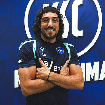 Enzo Crivelli in KSC-Trainingskleidung