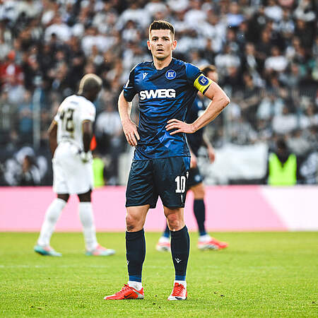 Marvin Wanitzek mit Händen an den Hüften