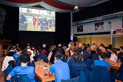 U19 und Eltern schauen gespannt den Jahresrückblick