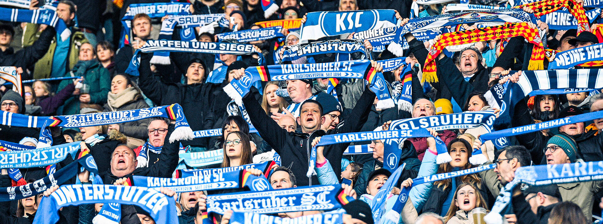 KSC-Fans halten Schal hoch