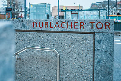 Der Schriftzug "Durlacher Tor" an der gleichnamigen U-Bahn in Karlsruhe.