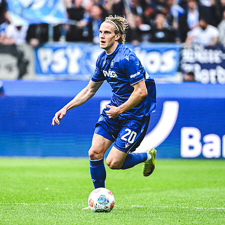David Herold im KSC-Trikot am Ball.