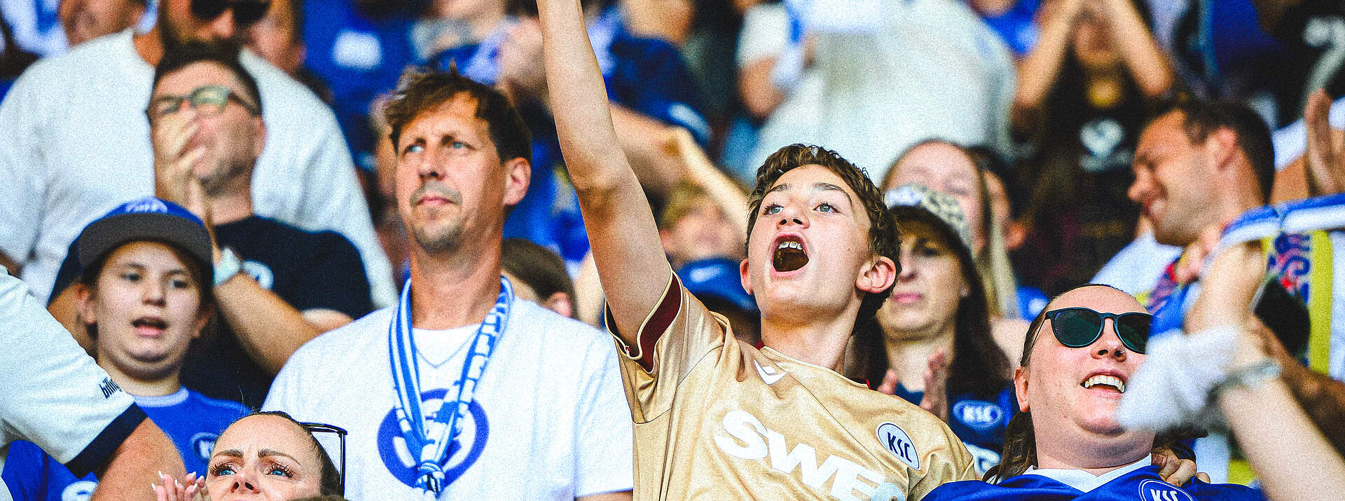 jubelnde KSC-Fans im Stadion