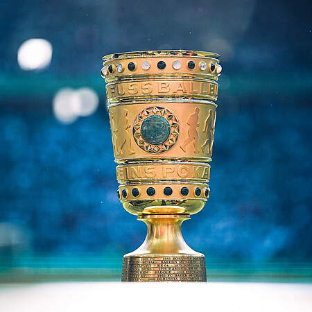 Die begehrte Pokal-Trophäe steht im Stadion.