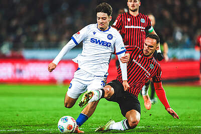 Pinto Pedrosa im Zweikampf mit Hannovers Ghita