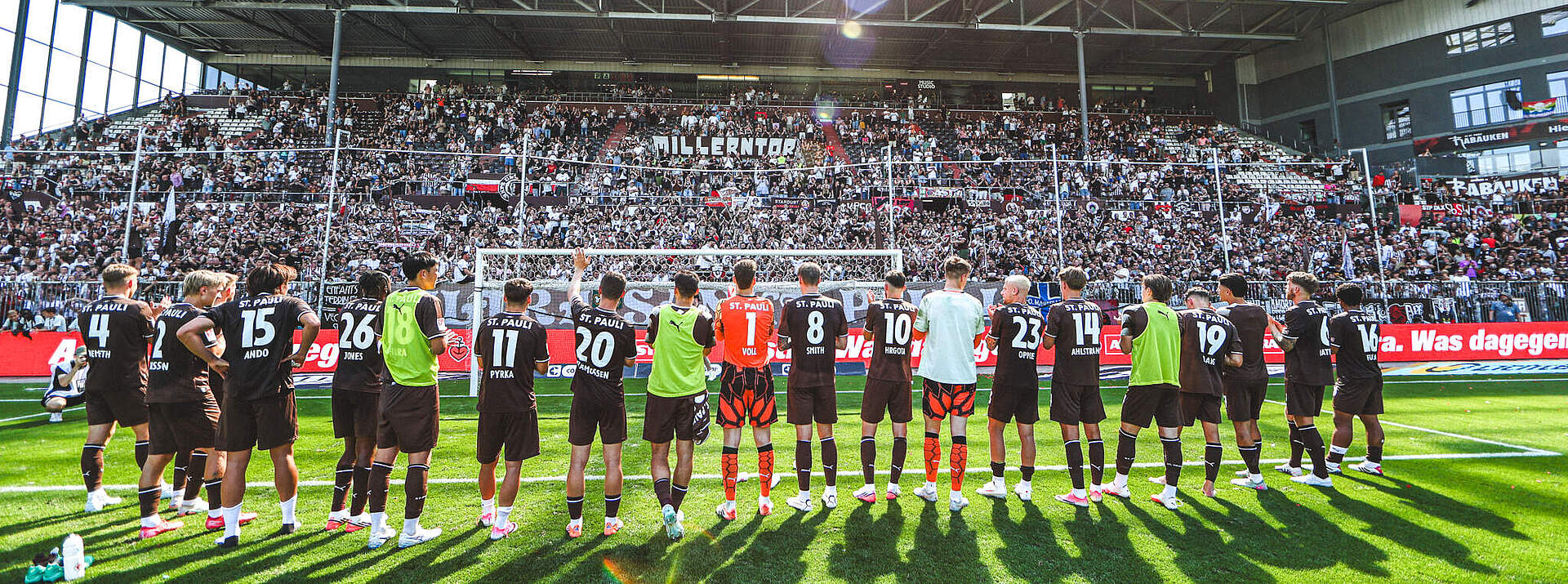 Mannschaft von St. Pauli nach dem Spiel vor ihren Fans