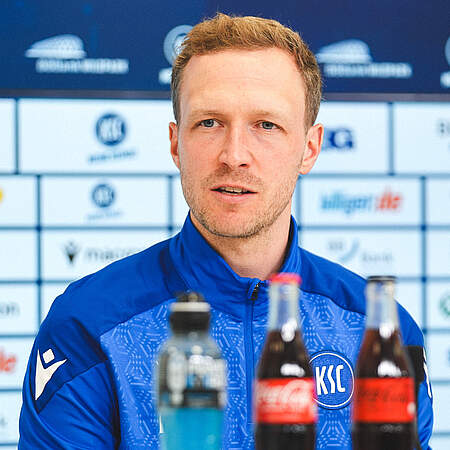 Max Senft bei der Pressekonferenz