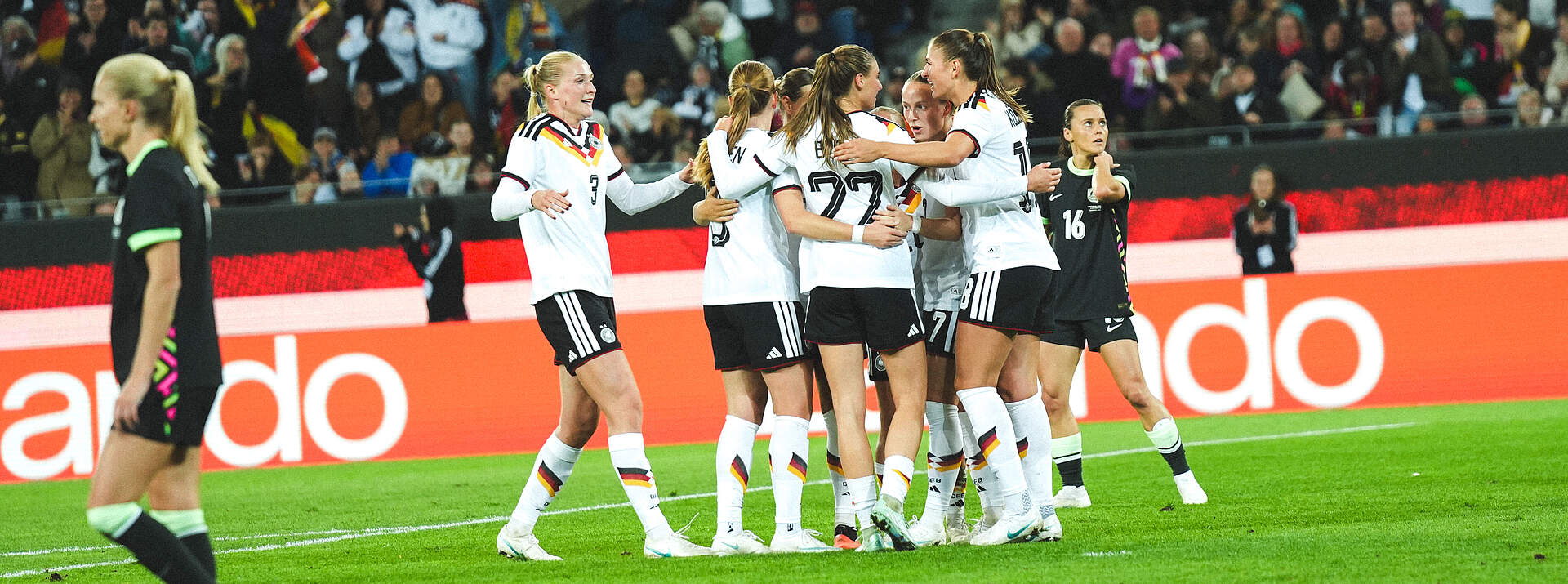 Die deutsche Frauen-Nationalmannschaft bejubelt einen Treffer.