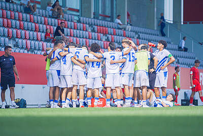 U19 beim Einschwören in die Verlängerung der letzten Runde