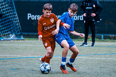 KSC-Jugendspieler im Zweikampf