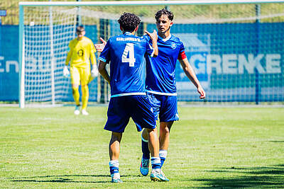 U17 Spieler bejubeln den Sieg