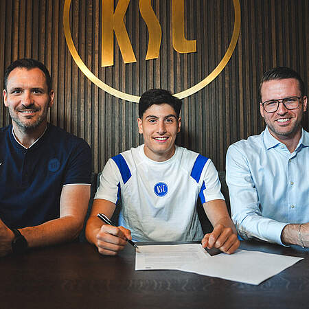 Geschäftsführer Sport Mario Eggimann, Neuzugang Deniz Ofli und Direktor Profifußball Timon Pauls bei der Vertragsunterschrift (v. l. n. r.).