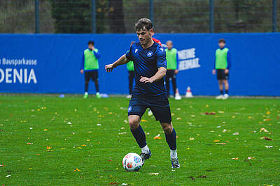 Niclas Dühring für die KSC U23 am Ball