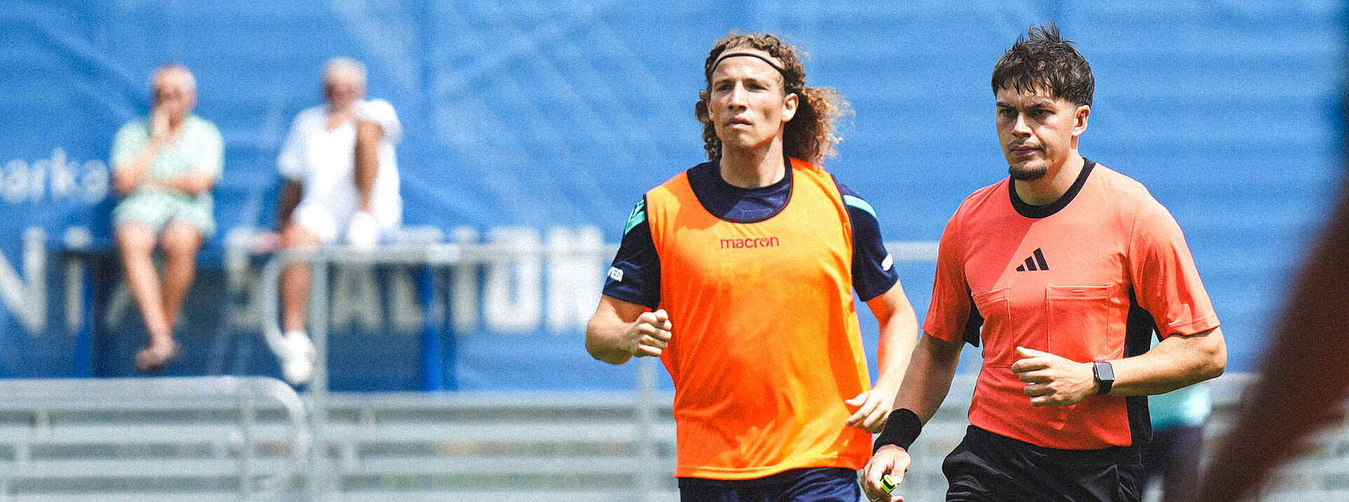 Tim Civeja und der Schiedsrichter Liam Kastner im Training