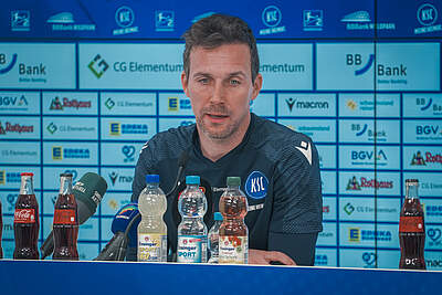 Eichner bei der Pressekonferenz vor dem Südwestderby