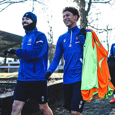 Louey Ben Farhat und Lilian Egloff laufen gemeinsam zum Trainingsplatz