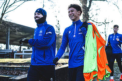 Louey Ben Farhat und Lilian Egloff laufen gemeinsam zum Trainingsplatz