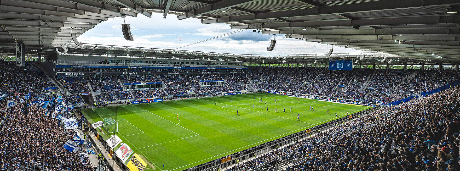 Der BBBank Wildpark gefüllt mit Fans.