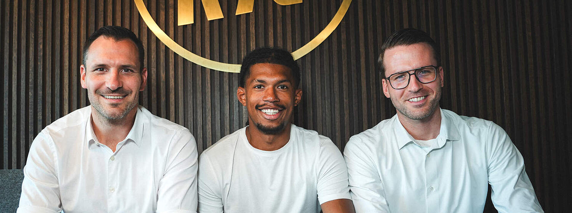 Geschäftsführer Sport Mario Eggimann, Neuzugang Sandro Trémoulet und Direktor Profifußball Timon Pauls (v. l. n. r.).
