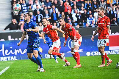 Christoph Kobald im Zweikampf.