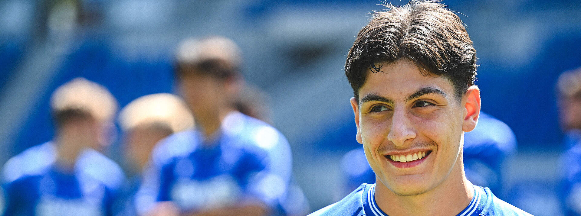 Deniz Ofli lächelt