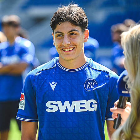Deniz Ofli lächelt