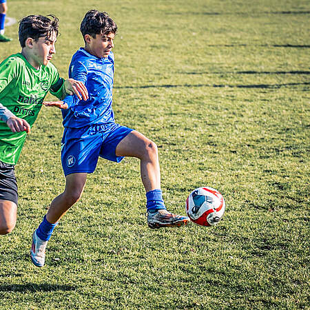 Spieler der U13 mit Ball. 