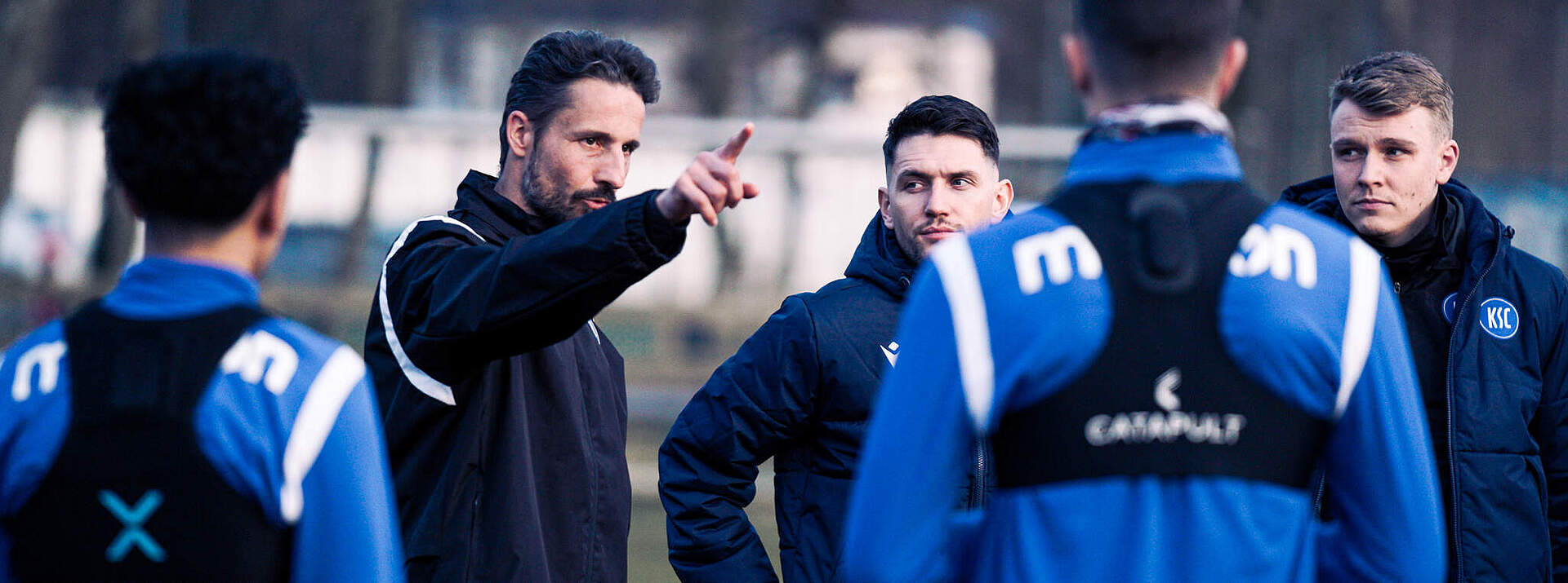 U17-Cheftrainer Martin Stoll gibt beim Abschlusstraining letzte Anweisungen