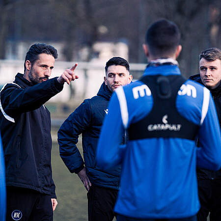 U17-Cheftrainer Martin Stoll gibt beim Abschlusstraining letzte Anweisungen