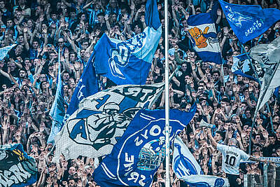 KSC-Fans beim Auswärtsspiel im Hamburger Volksparkstadion.