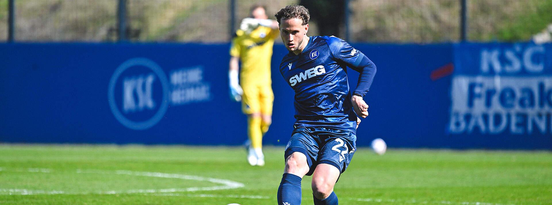 Christoph Kobald spielt einen Pass