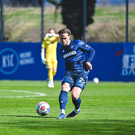 Christoph Kobald spielt einen Pass