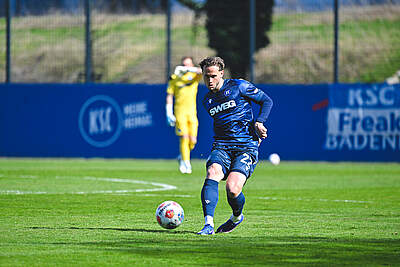 Christoph Kobald spielt einen Pass