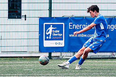 Ein Spieler der U14 schießt den Ball. 