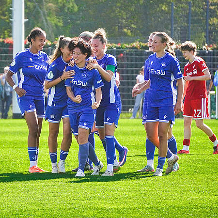 Die KSC-Frauen bejubeln einen Treffer gegen den FC Bayern München II.