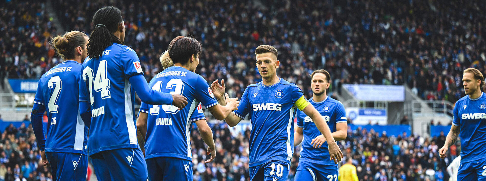 KSC Spieler bejubeln Tor