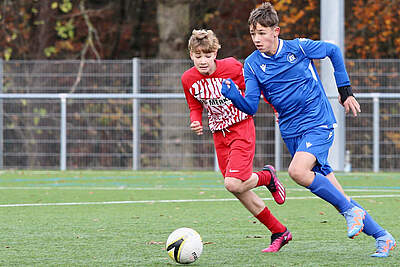 KSC-Jugendspieler in Aktion gegen den SC Freiburg.