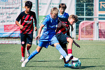 U12 gegen Eintracht Frankfurt im Kampf um den Ball.